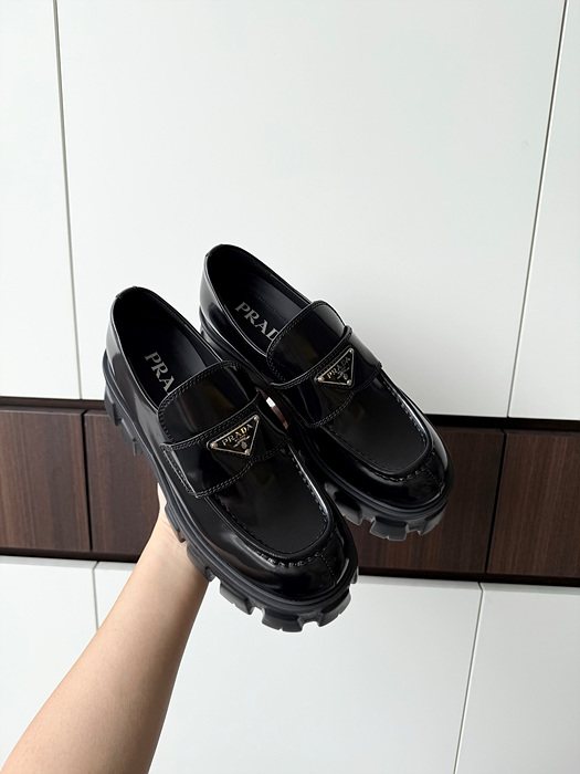 prad* 모놀리스 브러시드 가죽 로퍼