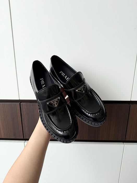 prad* 브러시드 가죽 로퍼